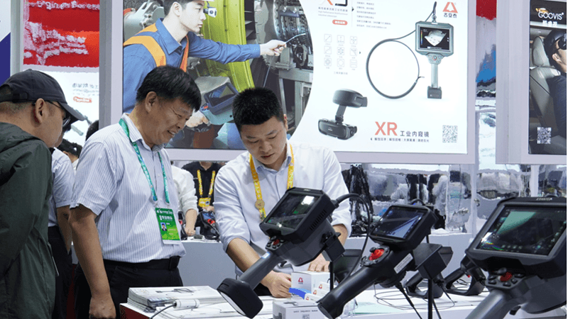 Showing COANTEC's industrial endoscopes to customers Showing COANTEC's industrial endoscopes to customers